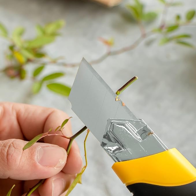 25MM Heavy Duty Utility Knife, Box Cutter with 20pcs SK-5 Retract Blades, Snap-Off Cutters with Rubber Grip for Cardboard, Boxes, DIY Crafts
