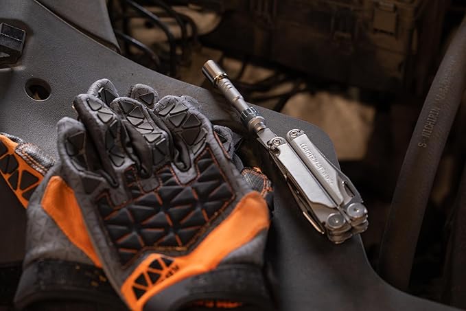 Leatherman, Ratchet driver, fits both Leatherman flat bits and standard 쩌 inch bits.