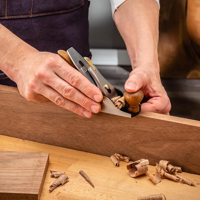 Bench Dog No. 1 Smoothing Plane – Durable Cast Iron Build Block Plane – Compact Wood Planer Hand Tool for Detail Trimming – Ideal Surface Planer for Cleaning Up Small Trouble Spots Of Reversing Grain